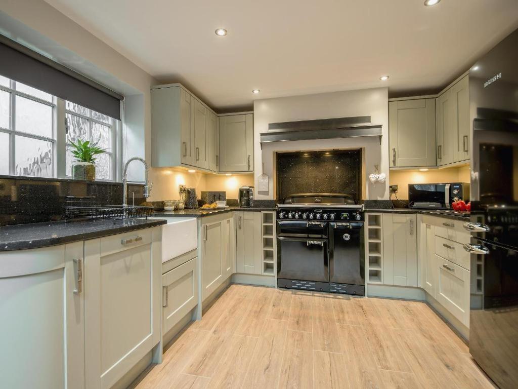 89a Church Street - Luxury One Bed With Roof Terrace *